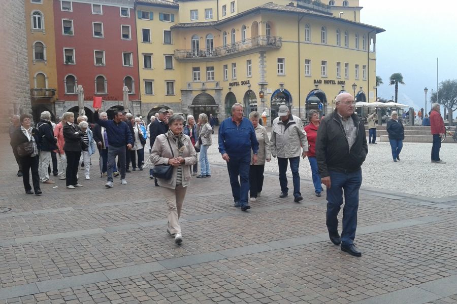 kameraden-und-Kameradinnen-beim-Stadtbummel-in-Riva